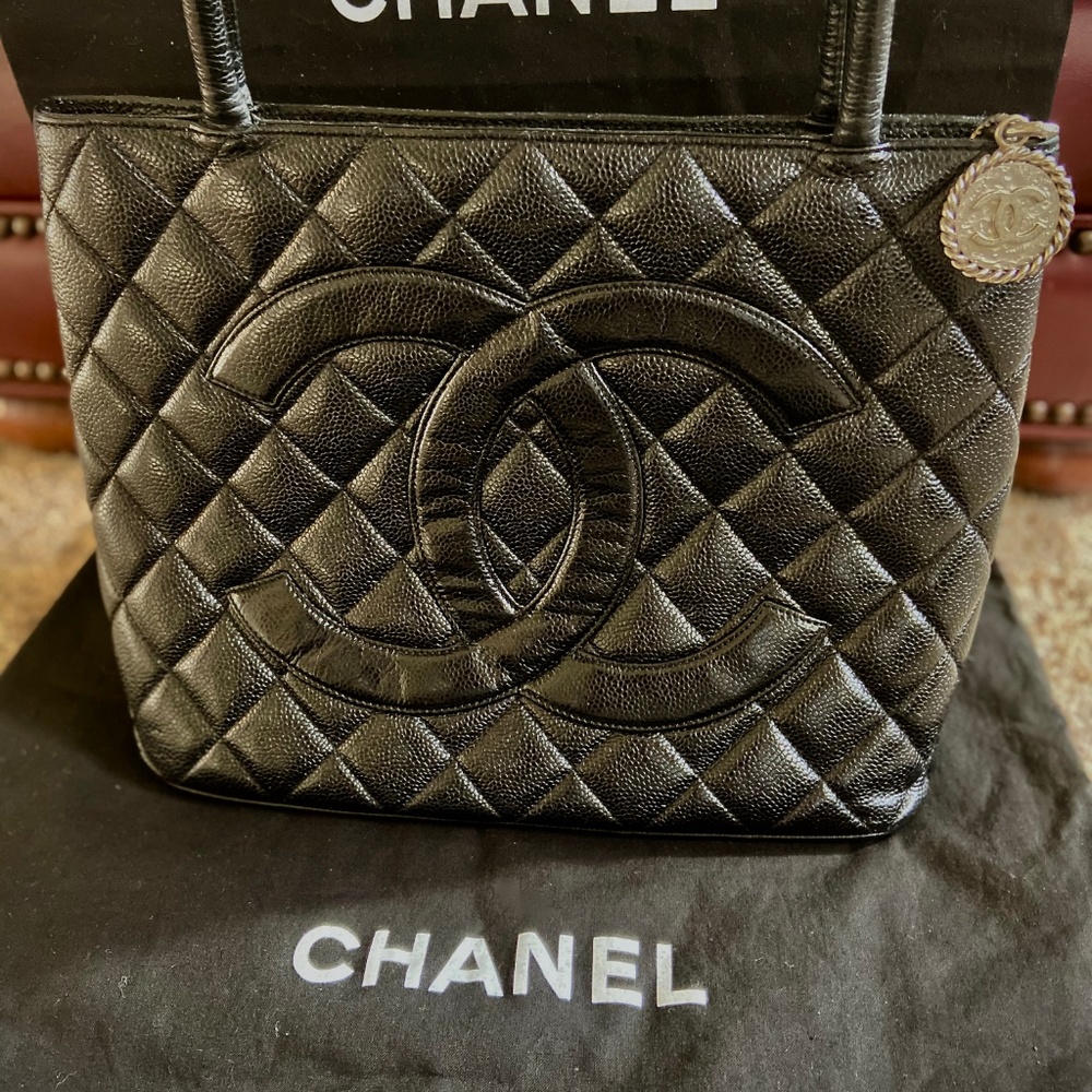 BRAND NEW Quilted Medallion Leather Tote